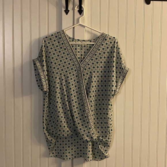 Max Studio Tops - Max Studio shortsleeved wrap blouse lovely print